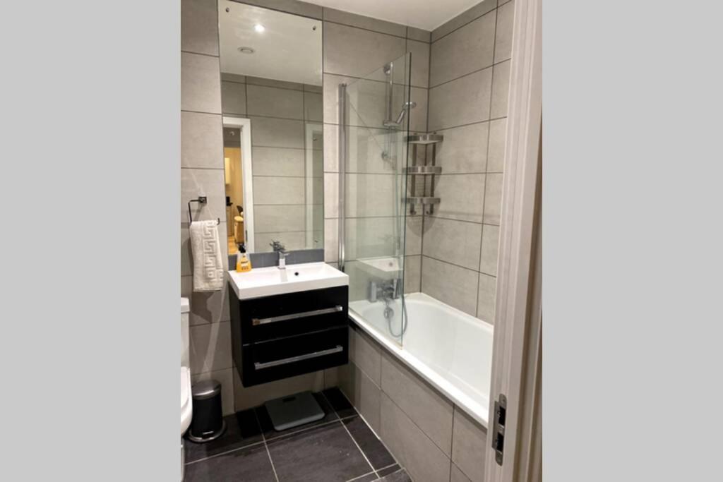 Luxury 1 Bedroom Apartment With Netflix & Parking 博勒姆伍德 外观 照片